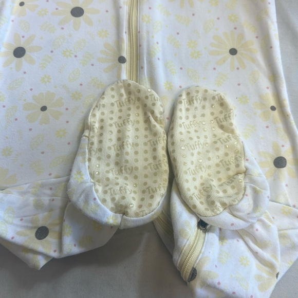 Tuffy - footed sleeper with embroidered daisy. - Picture 4 of 5